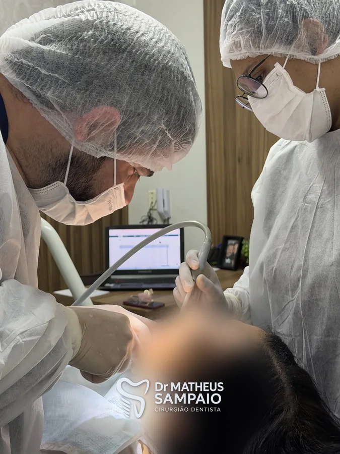 Dr. Matheus e assistente durante atendimento
