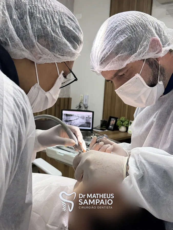 Dr. Matheus e assistente durante procedimento
