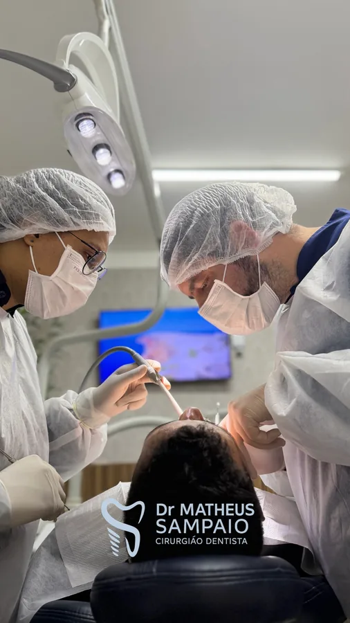 Dr. Matheus e assistente durante cirurgia no consultório
