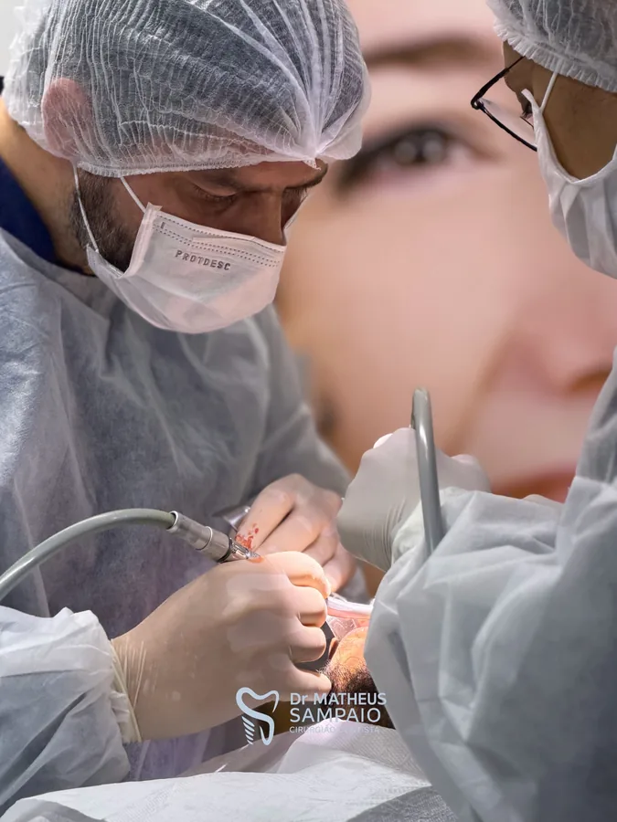 Dr. Matheus durante procedimento cirúrgico