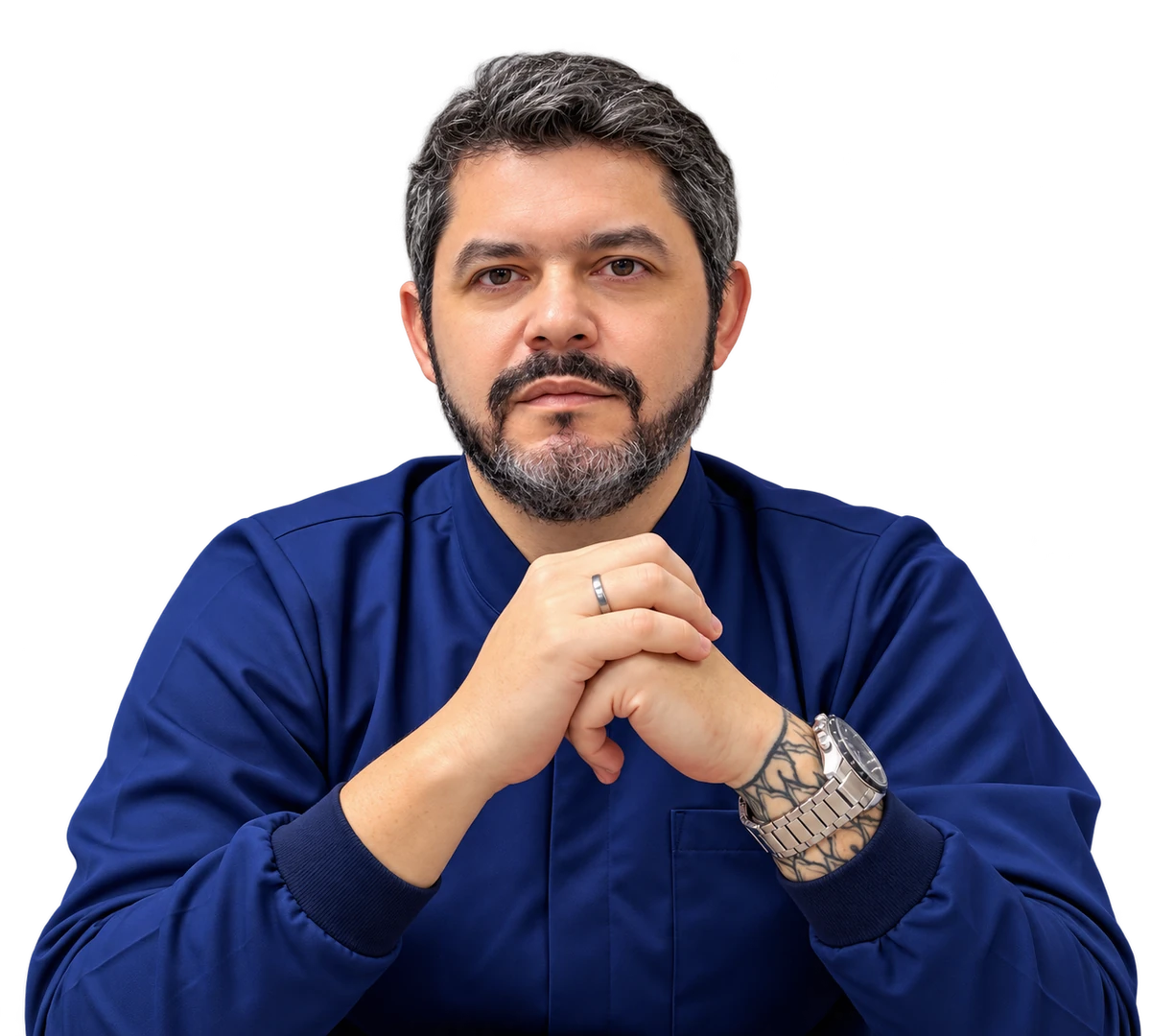 Dr. Matheus Sampaio de jaleco azul